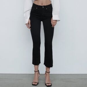 BRAND NEW - Zara mid rise cropped jeans. Never worn.